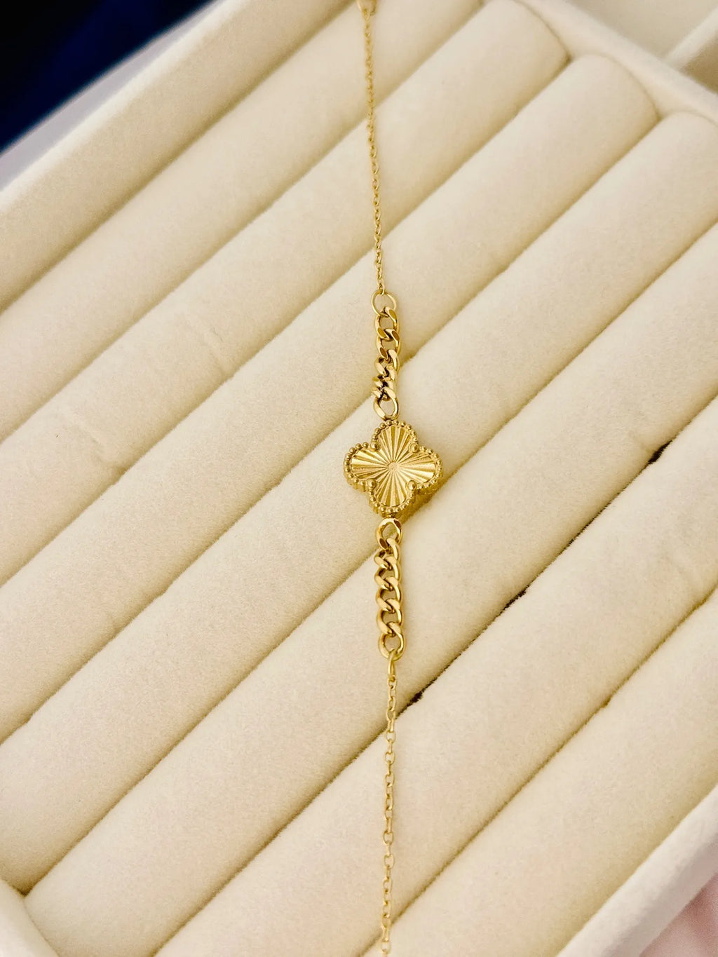 The Sunburst Clover Curb Stainless Steel Anti Tarnish Bracelet