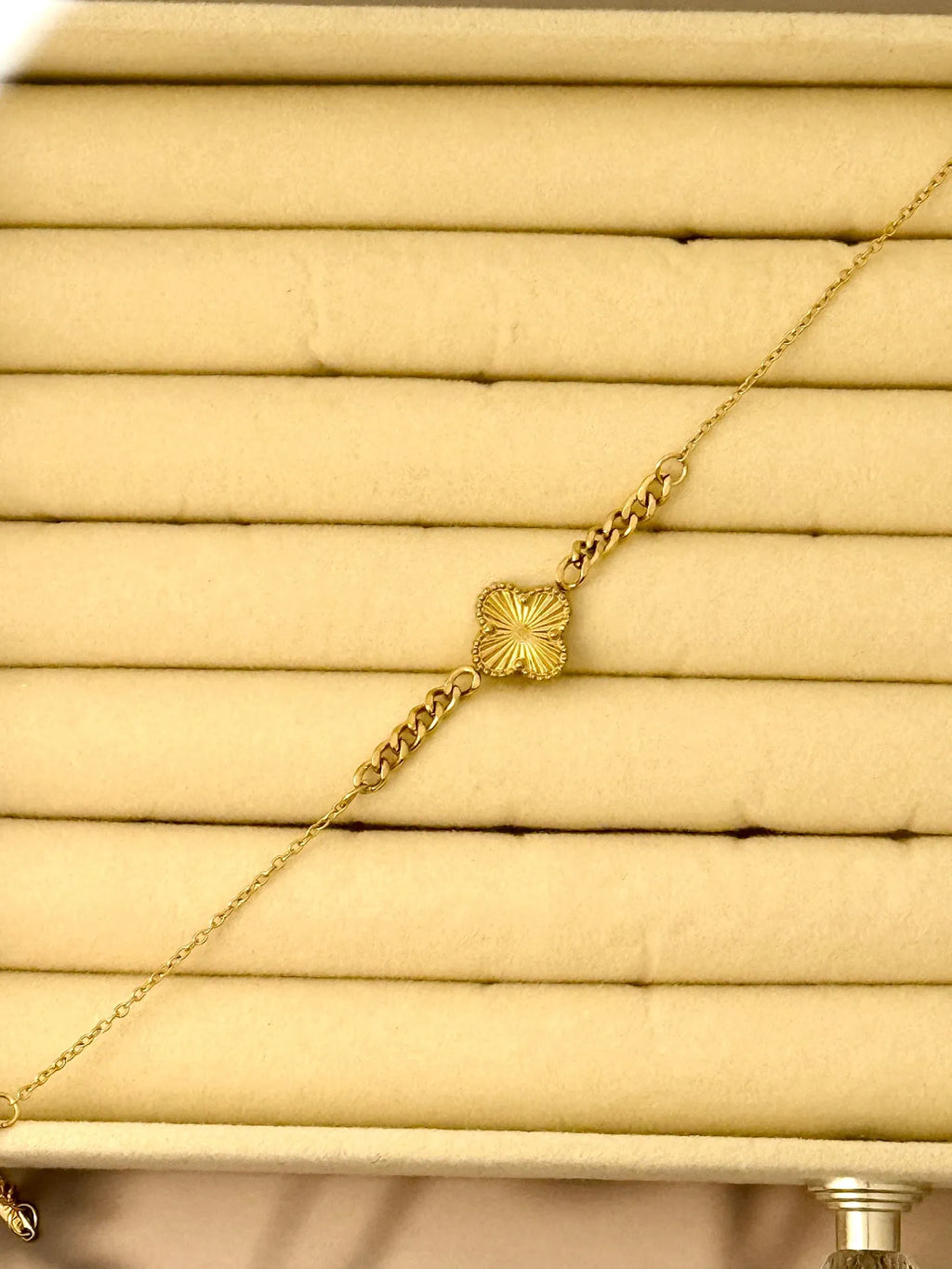 The Sunburst Clover Curb Stainless Steel Anti Tarnish Bracelet